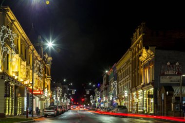 Victoria B.C. Canada 16 Aralık 2016: insanlar şehir merkezinde alışveriş şehir Noel için dekore edilmiştir. Victoria'nın cazibe ve güzellik herhangi bir dünya gezgin için sunabileceği çok şey vardır.