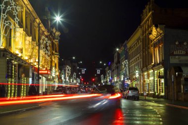 Victoria B.C. Canada 16 Aralık 2016: insanlar şehir merkezinde alışveriş şehir Noel için dekore edilmiştir. Victoria'nın cazibe ve güzellik herhangi bir dünya gezgin için sunabileceği çok şey vardır.
