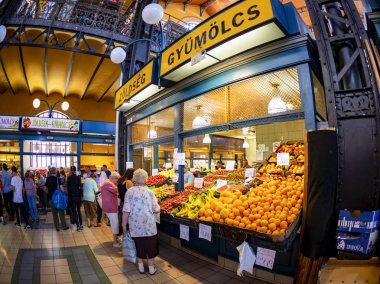 Budapeşte Macaristan - 24 Mayıs 2018: Grand Market koridorda alışveriş insanlar. Büyük Pazar salon Budapeşte'en büyük kapalı çarşı, 1896 hala tam zafer yılında inşa edildi.