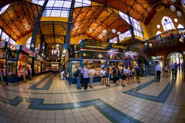 Budapeşte Macaristan - 24 Mayıs 2018: Grand Market koridorda alışveriş insanlar. Büyük Pazar salon Budapeşte'en büyük kapalı çarşı, 1896 hala tam zafer yılında inşa edildi.