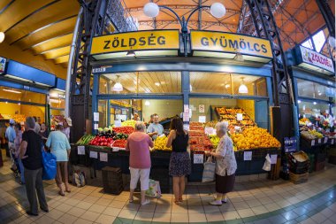 Budapeşte Macaristan - 24 Mayıs 2018: Grand Market koridorda alışveriş insanlar. Büyük Pazar salon Budapeşte'en büyük kapalı çarşı, 1896 hala tam zafer yılında inşa edildi.