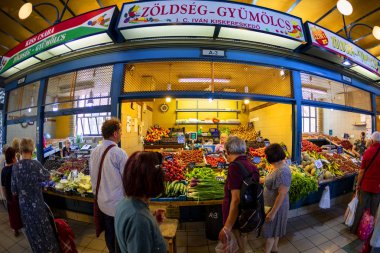 Budapeşte Macaristan - 24 Mayıs 2018: Grand Market koridorda alışveriş insanlar. Büyük Pazar salon Budapeşte'en büyük kapalı çarşı, 1896 hala tam zafer yılında inşa edildi.