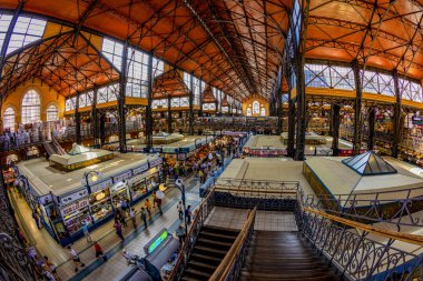 Budapeşte Macaristan - 24 Mayıs 2018: Grand Market koridorda alışveriş insanlar. Büyük Pazar salon Budapeşte'en büyük kapalı çarşı, 1896 hala tam zafer yılında inşa edildi.