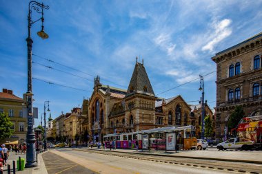 Budapeşte Macaristan - 24 Mayıs 2018: Grand Market koridorda alışveriş insanlar. Büyük Pazar salon Budapeşte'en büyük kapalı çarşı, 1896 hala tam zafer yılında inşa edildi.
