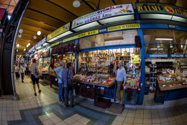 Budapeşte Macaristan - 24 Mayıs 2018: Grand Market koridorda alışveriş insanlar. Büyük Pazar salon Budapeşte'en büyük kapalı çarşı, 1896 hala tam zafer yılında inşa edildi.