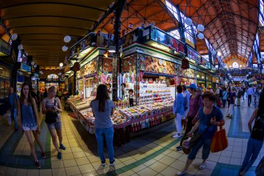 Budapeşte Macaristan - 24 Mayıs 2018: Grand Market koridorda alışveriş insanlar. Büyük Pazar salon Budapeşte'en büyük kapalı çarşı, 1896 hala tam zafer yılında inşa edildi.