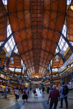 Budapeşte Macaristan - 24 Mayıs 2018: Grand Market koridorda alışveriş insanlar. Büyük Pazar salon Budapeşte'en büyük kapalı çarşı, 1896 hala tam zafer yılında inşa edildi.