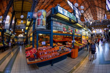 Budapeşte Macaristan - 24 Mayıs 2018: Grand Market koridorda alışveriş insanlar. Büyük Pazar salon Budapeşte'en büyük kapalı çarşı, 1896 hala tam zafer yılında inşa edildi.