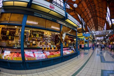 Budapeşte Macaristan - 24 Mayıs 2018: Grand Market koridorda alışveriş insanlar. Büyük Pazar salon Budapeşte'en büyük kapalı çarşı, 1896 hala tam zafer yılında inşa edildi.