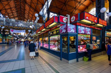 Budapeşte Macaristan - 24 Mayıs 2018: Grand Market koridorda alışveriş insanlar. Büyük Pazar salon Budapeşte'en büyük kapalı çarşı, 1896 hala tam zafer yılında inşa edildi.