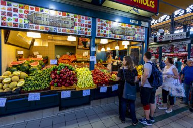 Budapeşte Macaristan - 24 Mayıs 2018: Büyük pazar salon Budapeşte'en büyük kapalı çarşı, 1896 hala tam zafer yılında inşa edildi.