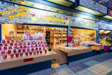 Budapeşte Macaristan - 24 Mayıs 2018: Büyük pazar salon Budapeşte'en büyük kapalı çarşı, 1896 hala tam zafer yılında inşa edildi.