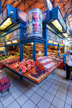 Budapeşte Macaristan - 24 Mayıs 2018: Grand Market koridorda alışveriş insanlar. Büyük Pazar salon Budapeşte'en büyük kapalı çarşı, 1896 hala tam zafer yılında inşa edildi.