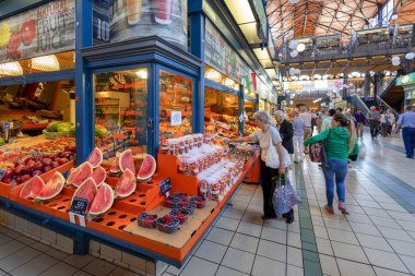 Budapeşte Macaristan - 24 Mayıs 2018: Grand Market koridorda alışveriş insanlar. Büyük Pazar salon Budapeşte'en büyük kapalı çarşı, 1896 hala tam zafer yılında inşa edildi.