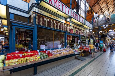 Budapeşte Macaristan - 24 Mayıs 2018: Grand Market koridorda alışveriş insanlar. Büyük Pazar salon Budapeşte'en büyük kapalı çarşı, 1896 hala tam zafer yılında inşa edildi.