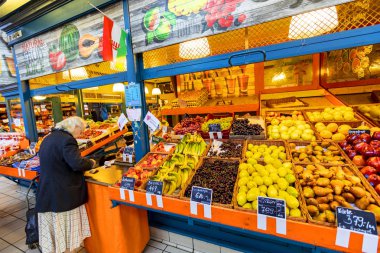 Budapeşte Macaristan - 24 Mayıs 2018: Grand Market koridorda alışveriş insanlar. Büyük Pazar salon Budapeşte'en büyük kapalı çarşı, 1896 hala tam zafer yılında inşa edildi.