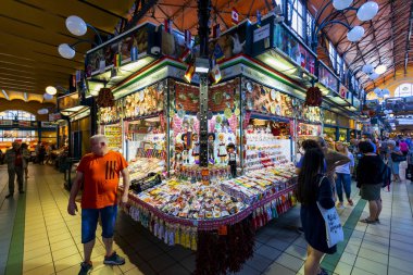 Budapeşte Macaristan - 24 Mayıs 2018: Grand Market koridorda alışveriş insanlar. Büyük Pazar salon Budapeşte'en büyük kapalı çarşı, 1896 hala tam zafer yılında inşa edildi.