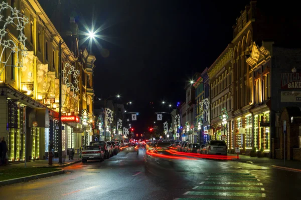 Victoria B.C. Canada 16 Aralık 2016: insanlar şehir merkezinde alışveriş şehir Noel için dekore edilmiştir. Victoria'nın cazibe ve güzellik herhangi bir dünya gezgin için sunabileceği çok şey vardır.