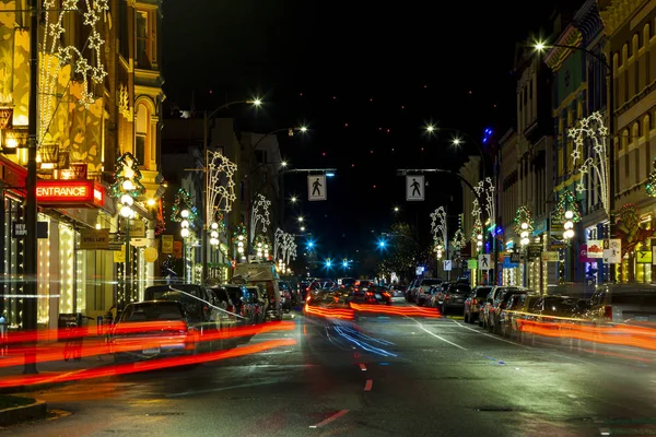 Victoria B.C. Canada 16 Aralık 2016: insanlar şehir merkezinde alışveriş şehir Noel için dekore edilmiştir. Victoria'nın cazibe ve güzellik herhangi bir dünya gezgin için sunabileceği çok şey vardır.
