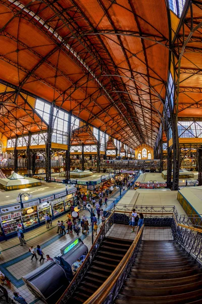 Budapeşte Macaristan Mayıs 2018 Grand Market Koridorda Alışveriş Insanlar Büyük — Stok fotoğraf