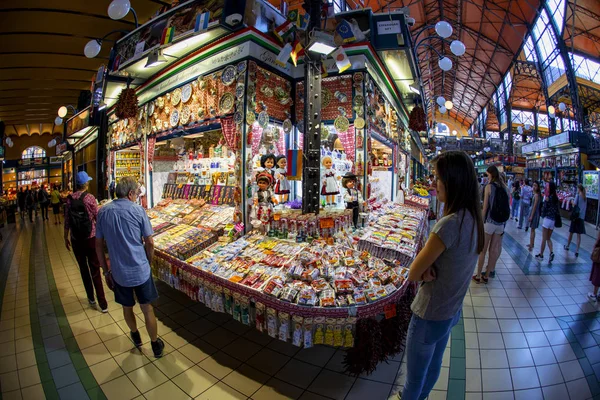 Будапешт Венгрия Мая 2018 Года Люди Делают Покупки Большом Рыночном — стоковое фото