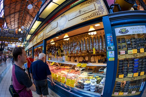 Budapeşte Macaristan - 24 Mayıs 2018: Grand Market koridorda alışveriş insanlar. Büyük Pazar salon Budapeşte'en büyük kapalı çarşı, 1896 hala tam zafer yılında inşa edildi.