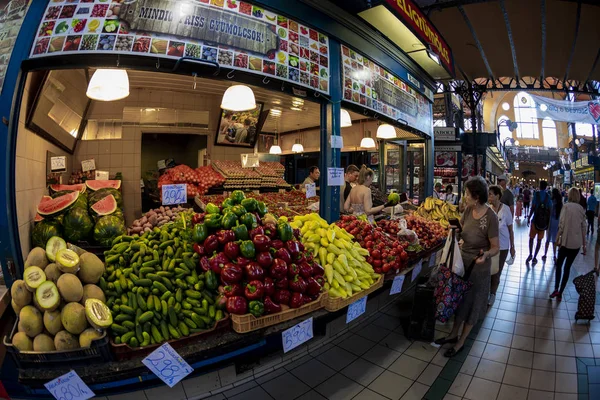 Budapest Ungheria Maggio 2018 Persone Che Fanno Shopping Nel Grand — Foto Stock