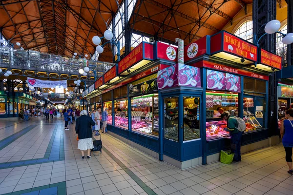 Budapeşte Macaristan - 24 Mayıs 2018: Grand Market koridorda alışveriş insanlar. Büyük Pazar salon Budapeşte'en büyük kapalı çarşı, 1896 hala tam zafer yılında inşa edildi.