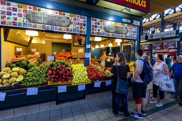 Budapeşte Macaristan - 24 Mayıs 2018: Büyük pazar salon Budapeşte'en büyük kapalı çarşı, 1896 hala tam zafer yılında inşa edildi.