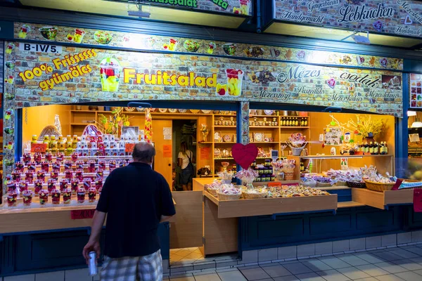 Budapeşte Macaristan - 24 Mayıs 2018: Grand Market koridorda alışveriş insanlar. Büyük Pazar salon Budapeşte'en büyük kapalı çarşı, 1896 hala tam zafer yılında inşa edildi.
