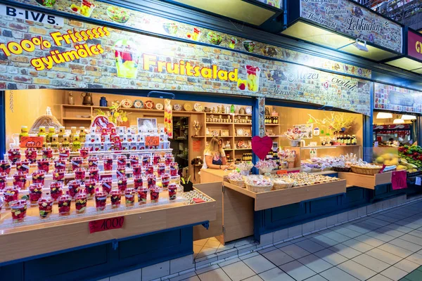 Budapeşte Macaristan - 24 Mayıs 2018: Büyük pazar salon Budapeşte'en büyük kapalı çarşı, 1896 hala tam zafer yılında inşa edildi.