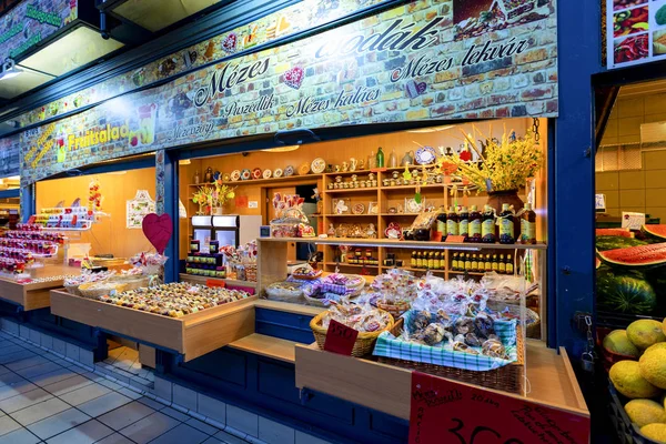 Budapeşte Macaristan - 24 Mayıs 2018: Büyük pazar salon Budapeşte'en büyük kapalı çarşı, 1896 hala tam zafer yılında inşa edildi.