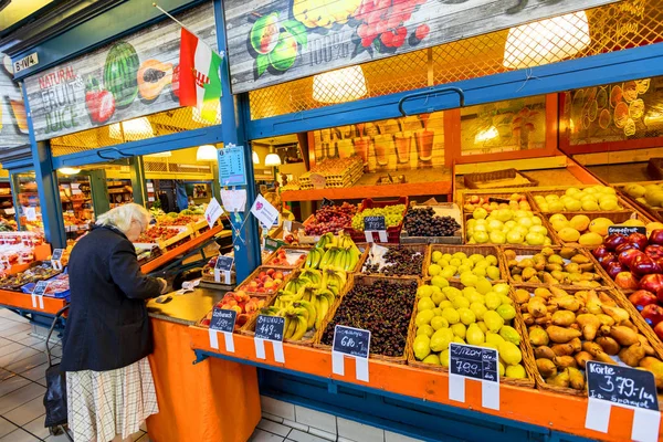 Budapest Węgry Maja 2018 Ludzie Zakupy Hali Targowej Grand Wielka — Zdjęcie stockowe