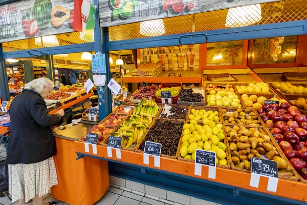 Budapeste Hungria Maio 2018 Pessoas Que Fazem Compras Grand Market — Fotografia de Stock