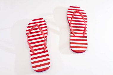 Kırmızı ve beyaz çizgili beyaz bir arka plan üzerinde floplar flip