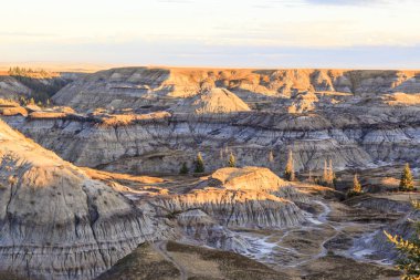 Hoo doos, erozyona uğramış volkanik oluşumlar, çorak Drumheller, Alberta, Kanada