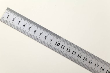 metrik çelik cetvel, üzerinde beyaz izole
