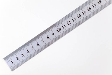 metrik çelik cetvel, üzerinde beyaz izole