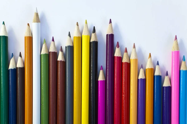 Beyaz Arka Plan Üzerinde Renkli Kalemler Yakın Çekim — Stok fotoğraf