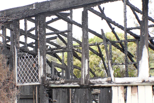 Restos Quemados Una Propiedad Después Incendio Casa —  Fotos de Stock