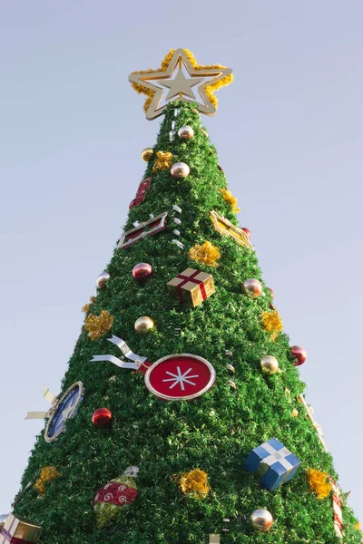 Díszített Karácsonyfa Kék Háttér — Stock Fotó