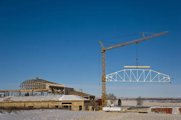 Casa Costruzione Inverno Gru Sollevamento Una Struttura — Foto Stock