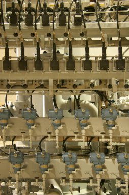 Bir doğal gaz kompresör istasyonu yönetim modülünün ayrıntıları.