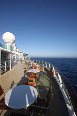 Açık denizlerde yelken açarken bir yolcu gemisinde güverteye.   