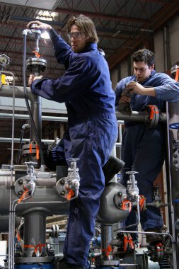 Üretim tesisinde çalışan teknisyen.