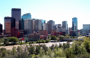 Calgary Kanada Haziran 6 2007: Calgary bir beta-dünya kenti olarak kabul edilir. Gökdelenlerle dolu modern şehir silueti. 