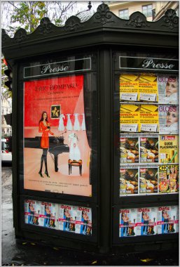 Paris Fransa - 23 Aralık 2015: Montmartre galerisinde sanat ve reklamlar. Montmartre Tepesi 'nin büyüleyici sokakları Paris' in en çok ziyaret edilen yerlerinden biri olan sanat galerileri, kafeler ve dükkanlarla doludur..