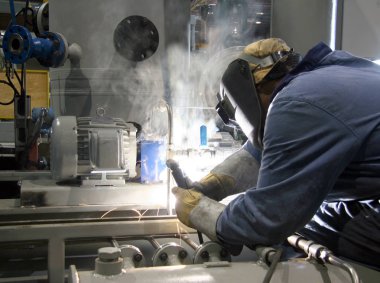 Yetenekli çalışma fabrika Kaynakçı Kaynak bir makine üzerinde