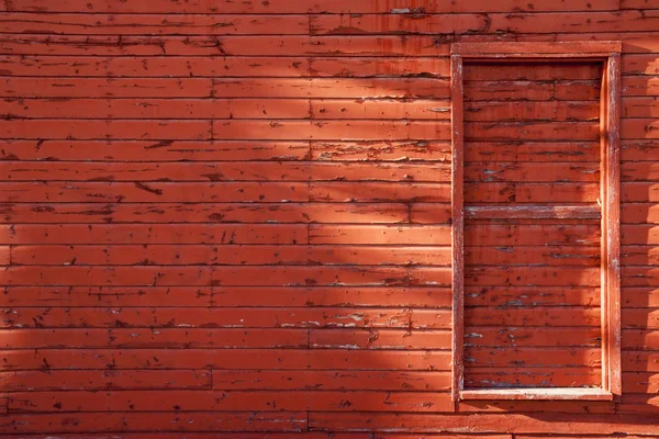 Kapısı Olan Eski Kırmızı Bir Ahır — Stok fotoğraf