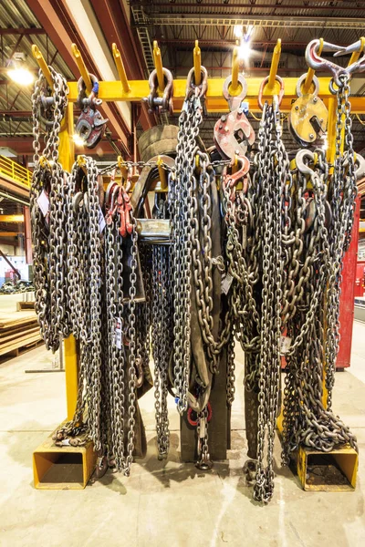 Samling Metallkedjor Hängde Upp Rack — Stockfoto